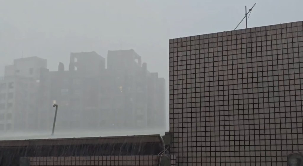 快訊/高雄暴雨!雷聲狂響「多區淹水警戒」