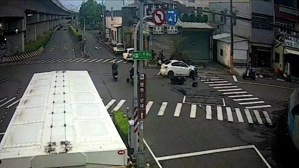 有片/悚!台南女駕駛違規「撞機車再撞柱」 騎士噴飛重摔「手臂變形」送醫