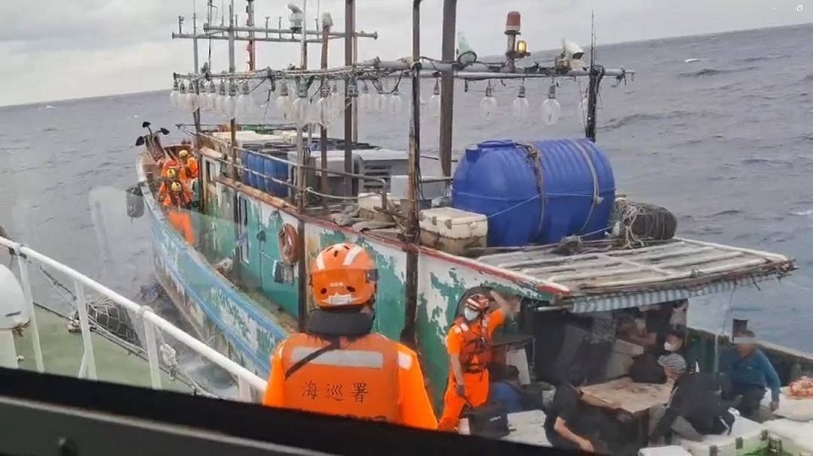 海巡嚴守海疆治安 攔截越南偷渡犯來臺