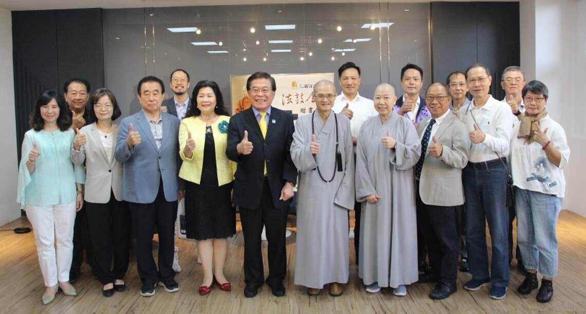 法鼓山贈書義守大學 用閱讀共築人文智慧校園