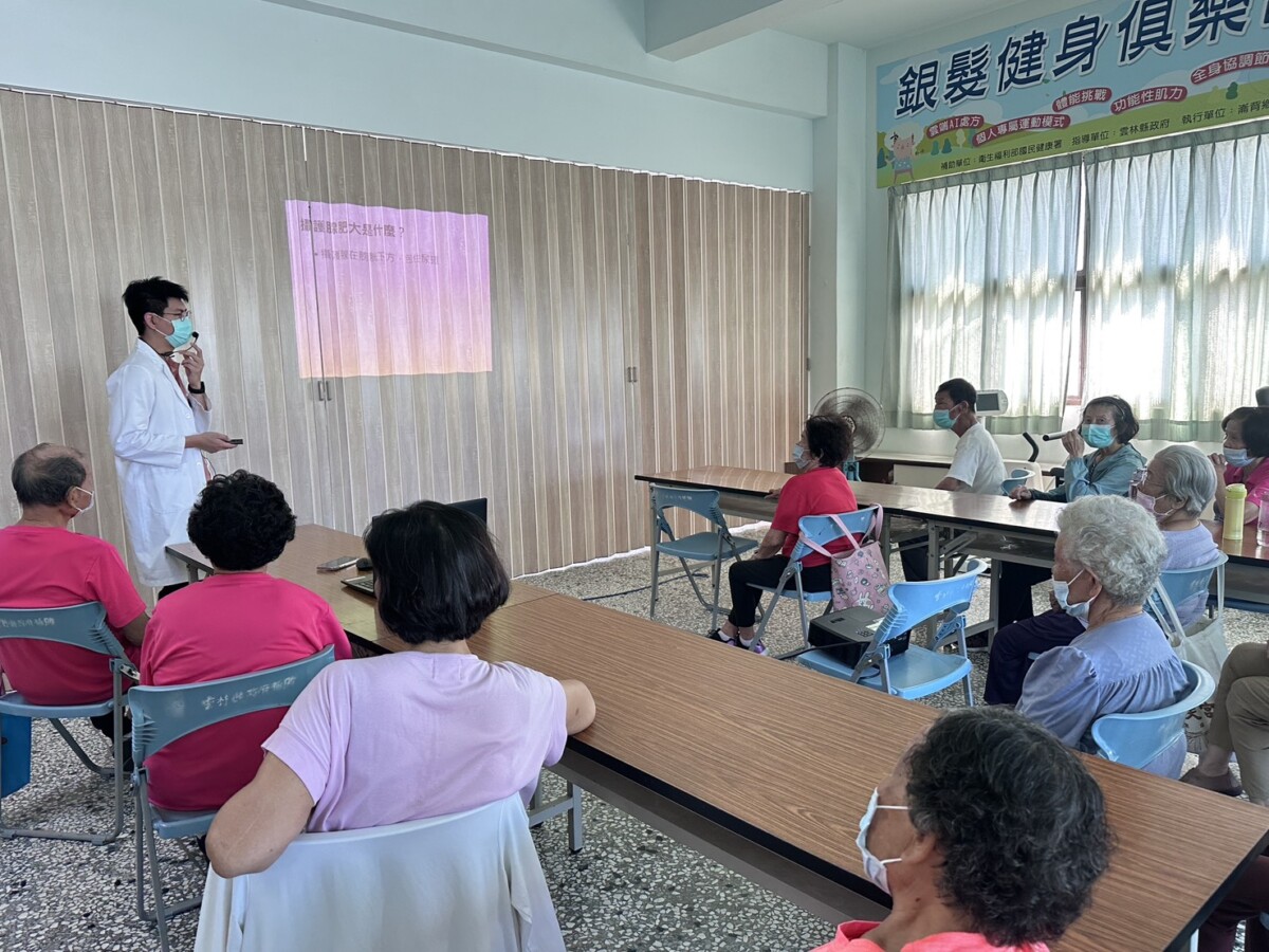 ▲雲林長庚紀念醫院泌尿科黃英哲醫師於社區宣講腎臟健康的重要性。(照片/記者陳雅琪翻攝)