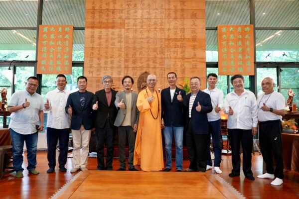 ▲台南楠西萬佛寺舉辦「故宮百年紀念黃金觀音卡」發行預告暨陳釙畫作義賣活動，各界人士齊聚寺院，共同響應善念弘揚，並與方丈法藏大和尚（中）合影。（圖／楠西萬佛寺提供）