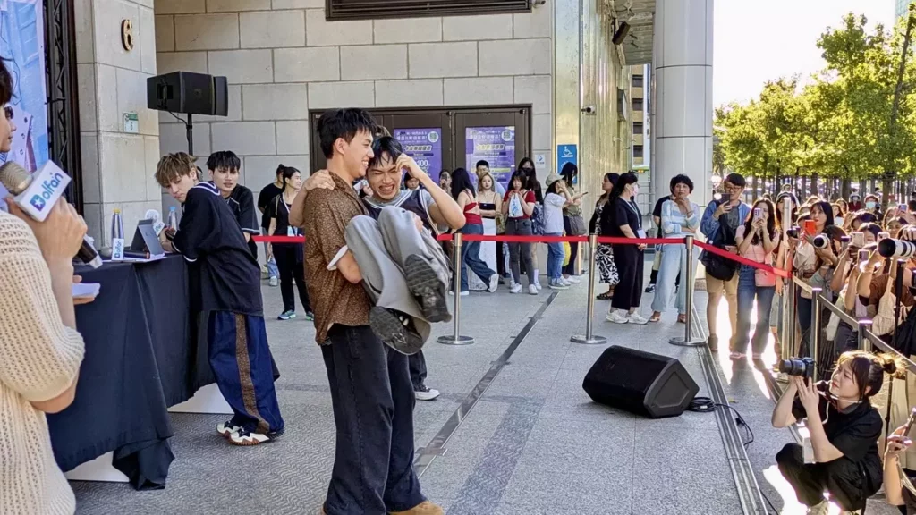 峻瑋不忘秀當兵養成的肌肉,輕鬆公主抱水豐