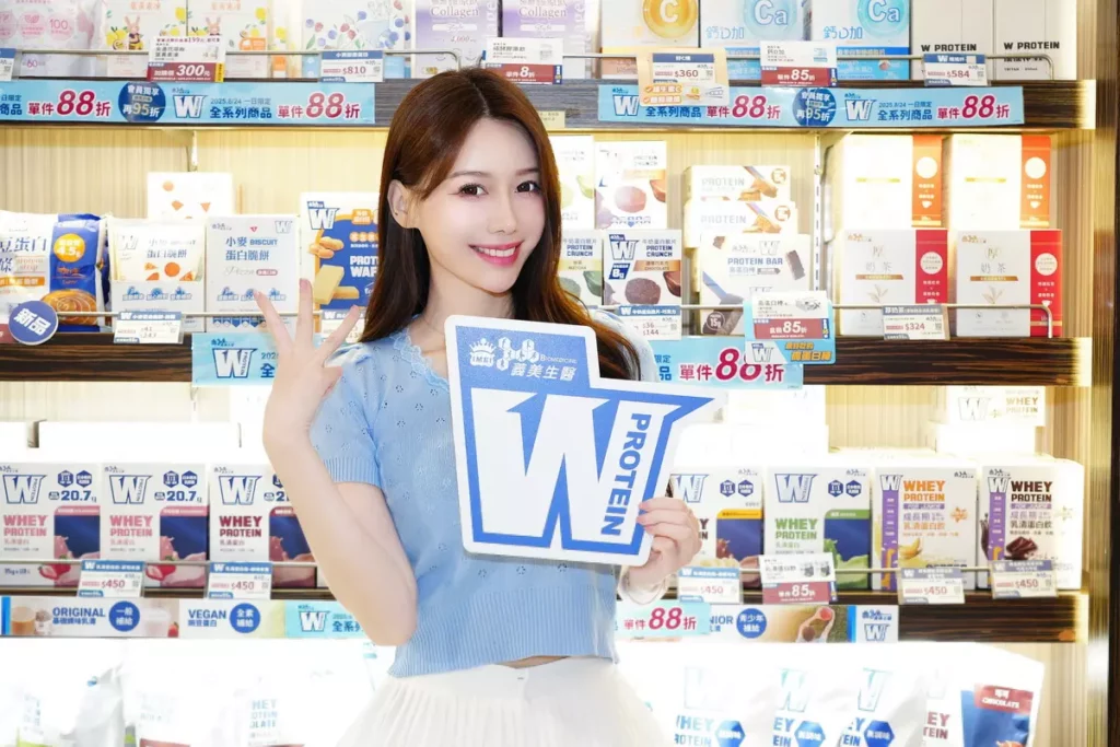 義美生醫邀請啦啦隊女神李雅英(Ayoung)擔任W PROTEIN一日店長,手持「W PROTEIN 乳清蛋白飲」,與現場粉絲近距離互動,展現甜美活力,人氣爆棚!(義美生醫提供)