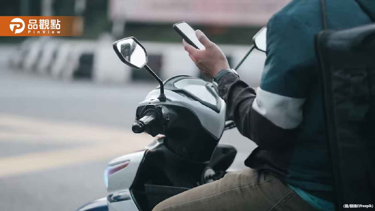 騎車停紅燈滑手機被罰千元 網友驚呼:駕照該重考