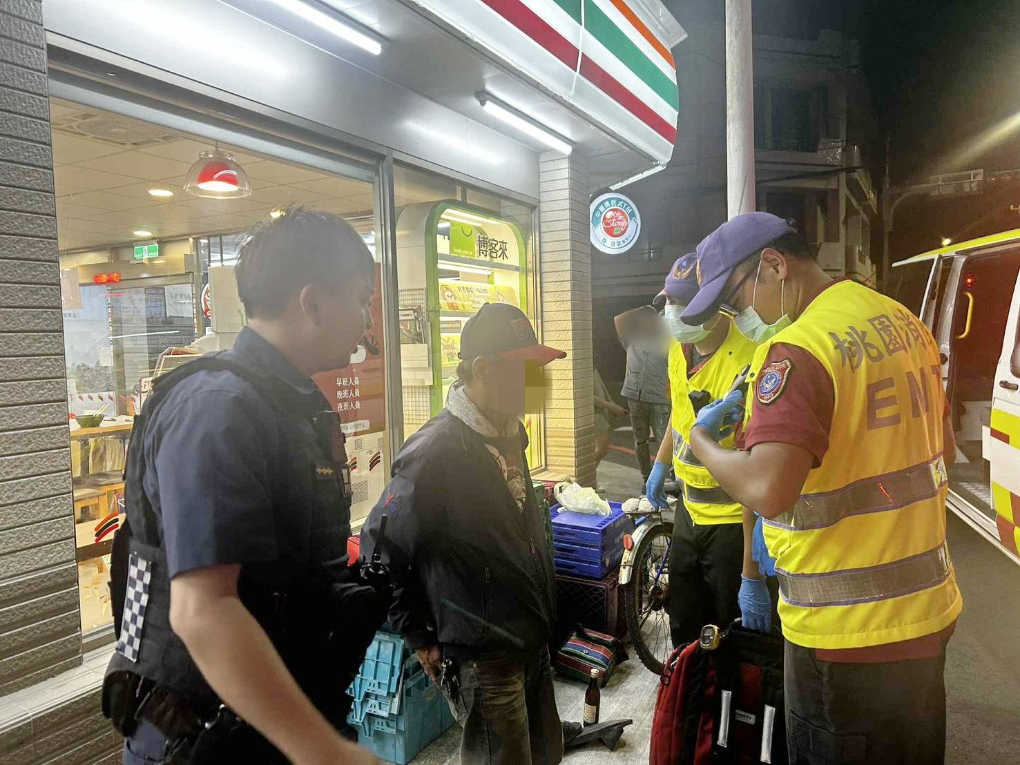 男酒醉無家可歸「睡倒路邊」大園警暖心伸援 378408 0