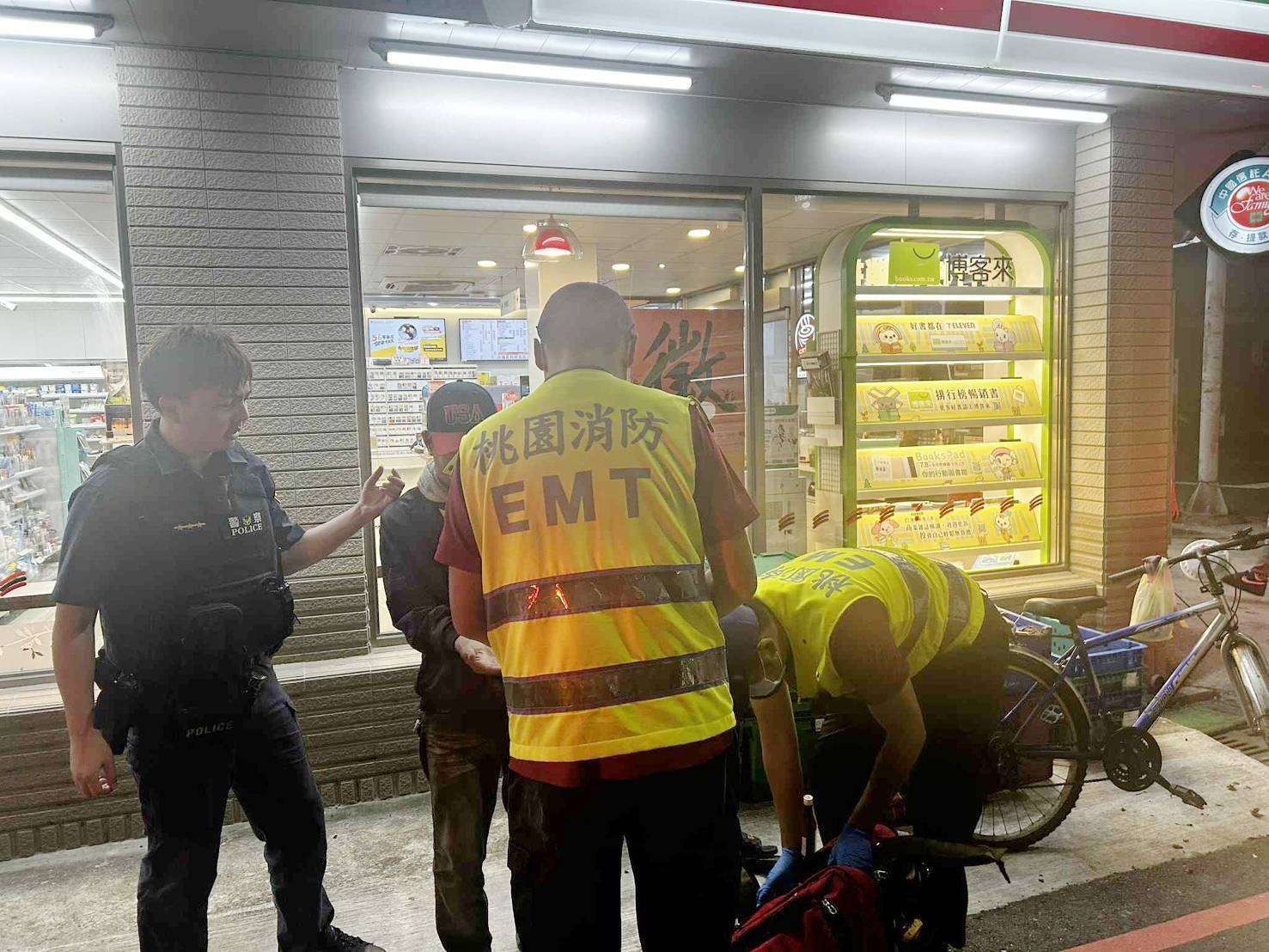 男酒醉無家可歸「睡倒路邊」大園警暖心伸援 378407 0