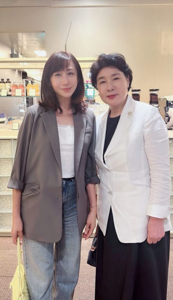 台北市議員許淑華日前赴韓參訪,與世界華人工商婦女企管協會韓國分會崔愛英會長進行交流。(翻攝畫面)