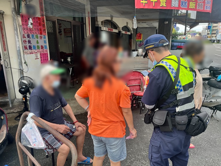 ▲員警憑著推車上綁著的一封信件,順利聯繫到妹妹趕來接回。