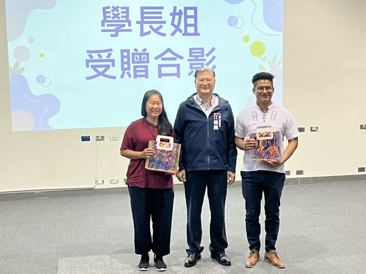 ▲高雄市勞工局舉辦「產訓合作職前訓練班」開訓典禮，邀請學長盛兆希（右）、學姐黃于真（左）分享受訓與就業歷程，並由勞工局長江健興（中）致贈紀念品，勉勵學員積極學習、勇敢追夢。