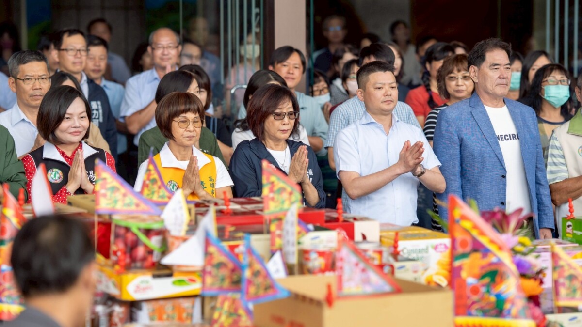 ▲高雄議會祭典祈福康裕成帶頭,議員同仁齊祝安康。