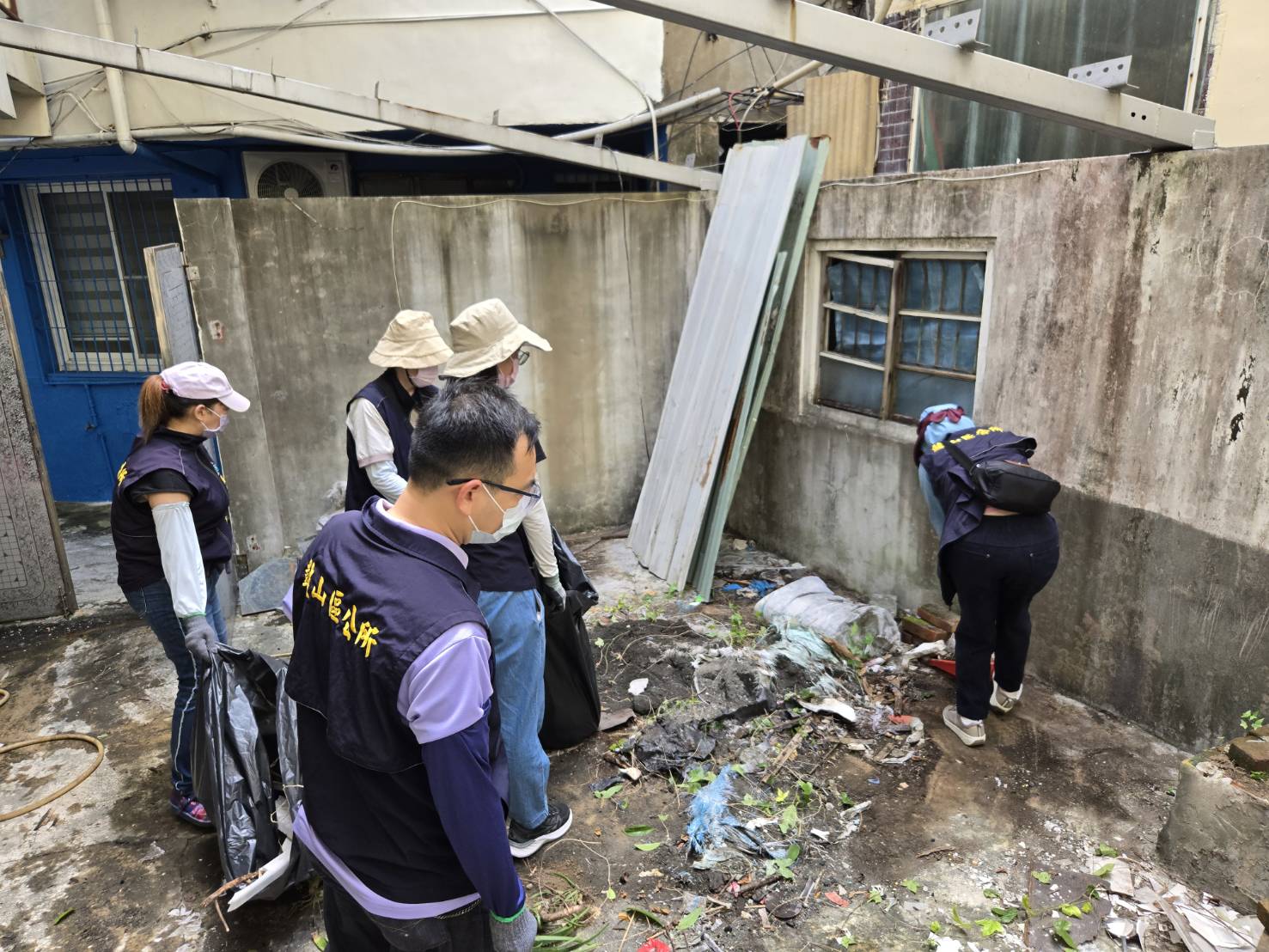 ▲防範登革熱疫情擴散，市府防疫團隊加強疫區空屋及戶外積水容器清消。