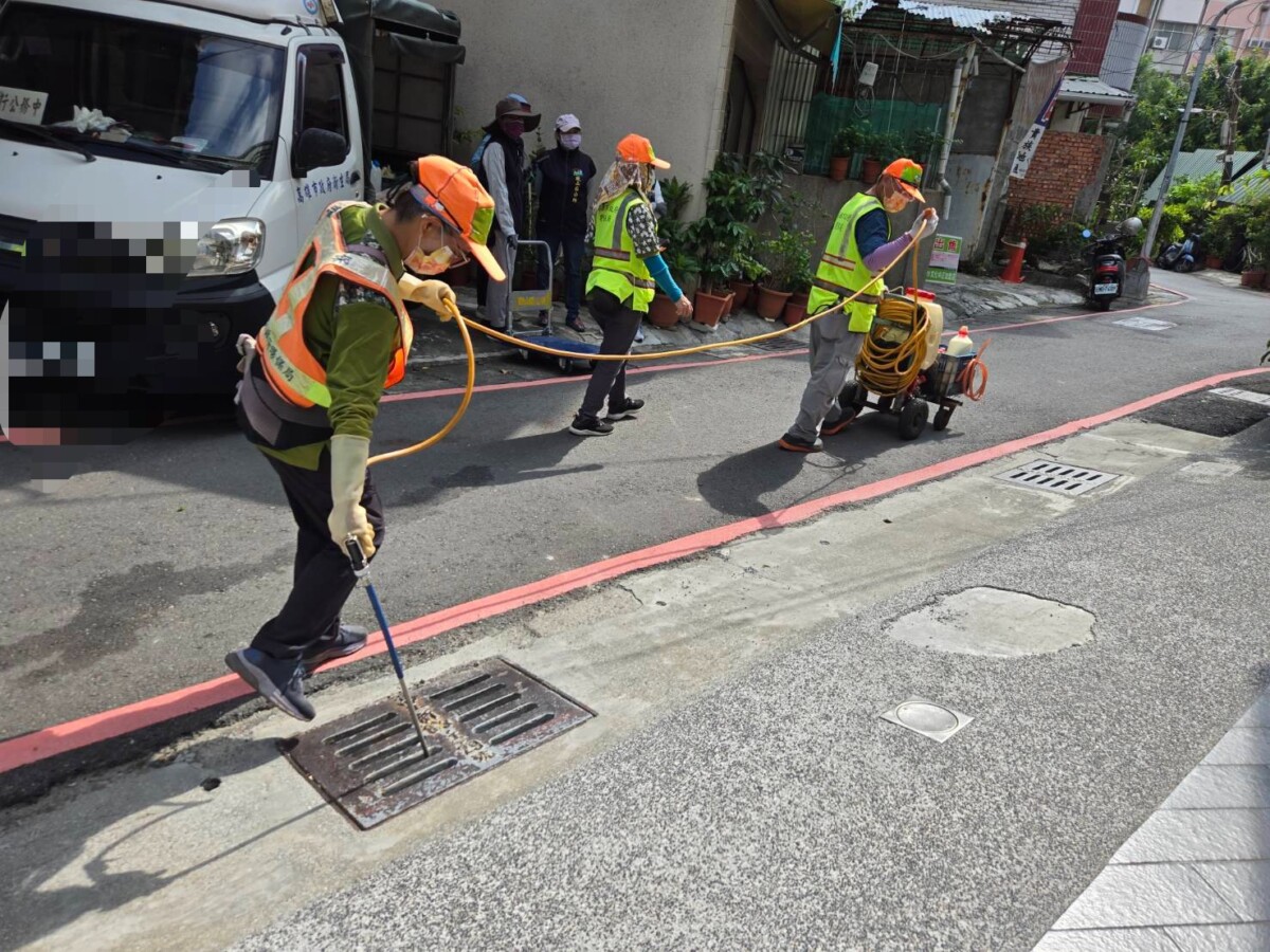 ▲防疫團隊於疫情發生地區執行清除孳生源及緊急噴藥等防治工作。