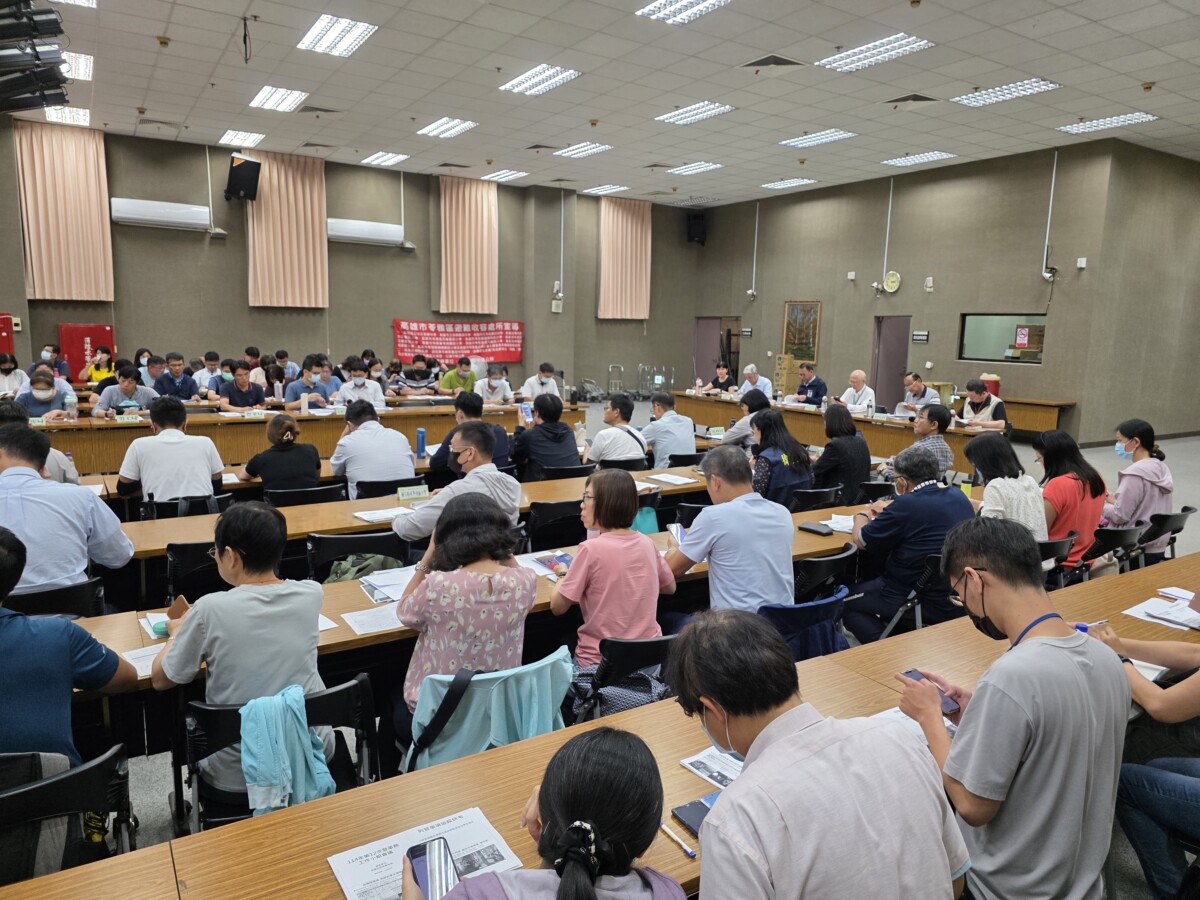 ▲副秘書長王宏榮召集府級登革熱工作小組會議，指示防疫團隊加強清除髒亂空屋及社區孳生源，嚴防疫情擴散。