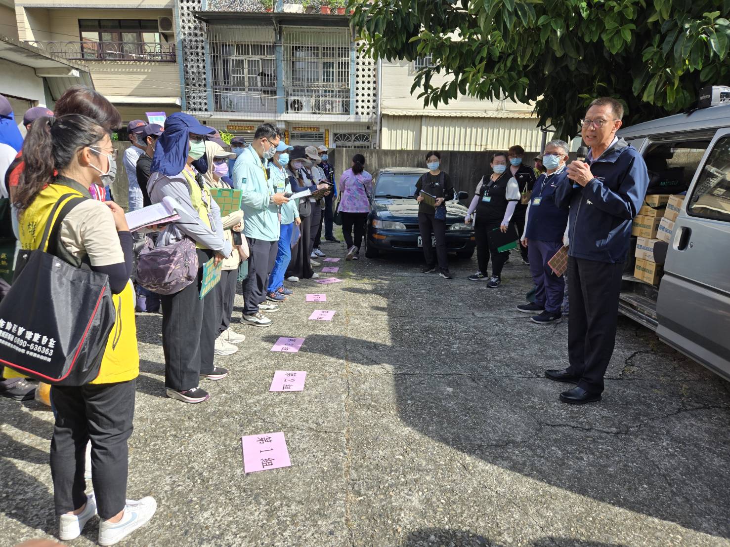 ▲市府副秘書長王宏榮前往疫情發生地區，率防疫團隊與志工隊深入社區進行環境整頓與容器減量工作。