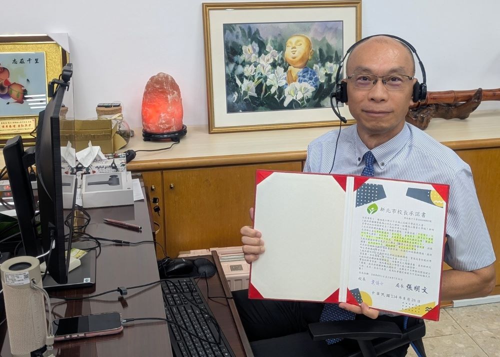攜手共創幸福教育藍圖 新北47位新、轉任校長簽署承諾 2 《圖說》新北市立海山高中葉俊士校長代表高中職校長進行承諾書宣誓。〈教育局提供〉