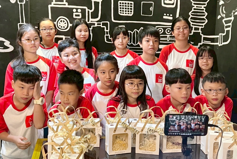 小掌心暖台灣!超越教育奇想營學童義賣自製手工皂 捐贈13670元助高雄市傷殘服務協會 1 ▲超越教育奇想營學童於FB直播義賣。(圖/業者提供)