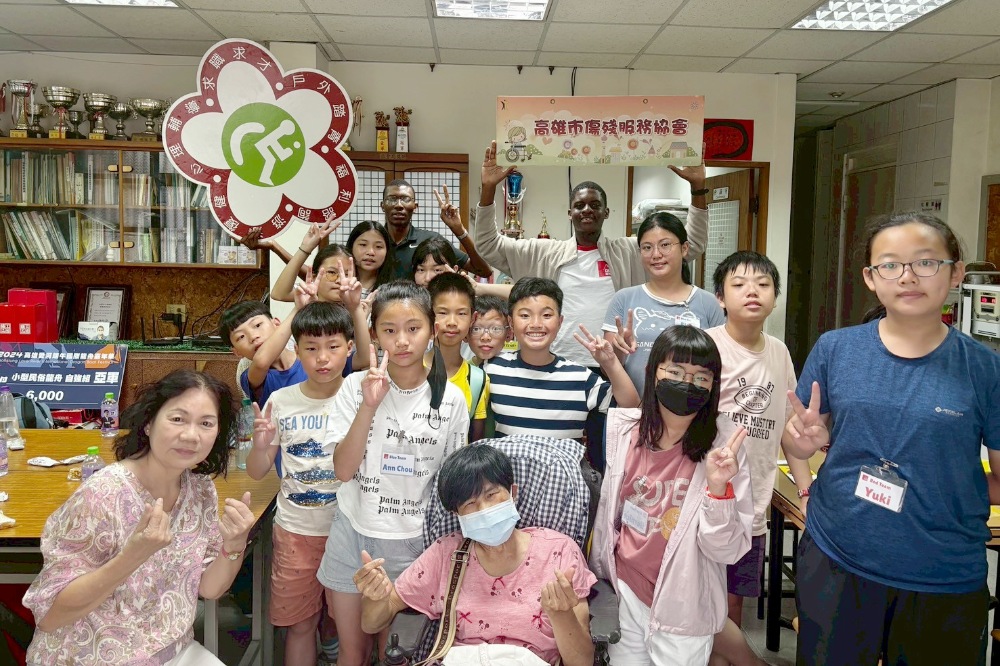 小掌心暖台灣!超越教育奇想營學童義賣自製手工皂 捐贈13670元助高雄市傷殘服務協會 4 ▲超越教育奇想營學童拜訪高雄市傷殘服務協會,並正式捐贈13,670元。(圖/業者提供)