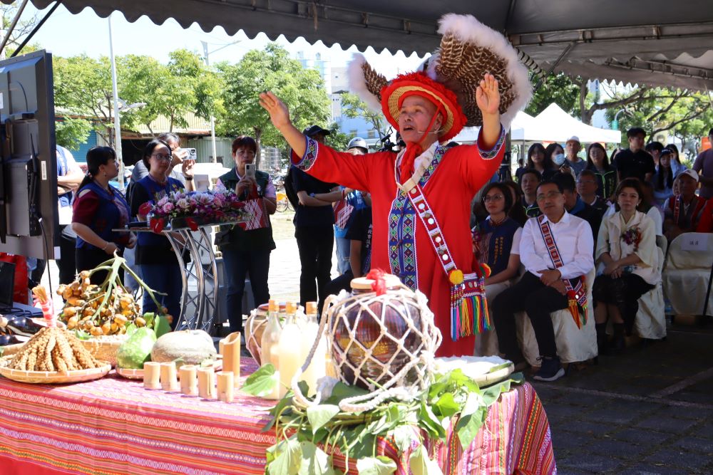 新北首座原民歲時祭儀廣場動工 領導人工作費明年調高 3 《圖說》新北市總頭目萬寬樑為新北首座歲時祭儀廣場動工祈福。〈新北市政府提供〉