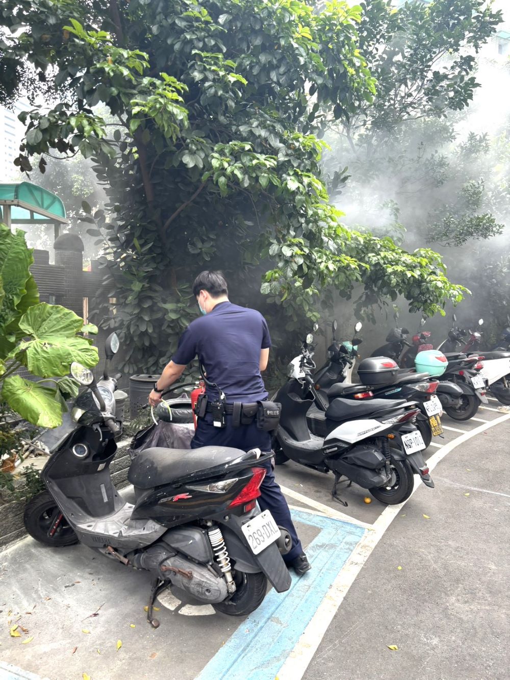 永和警巡簽遇祝融 神救援化險為夷 1 《圖說》永和警接獲熱心民眾緊急通報,指稱巷內草叢旁冒出火勢,立即趕赴查看即時控制火勢,化解可能釀成的災難。〈永和分局提供〉