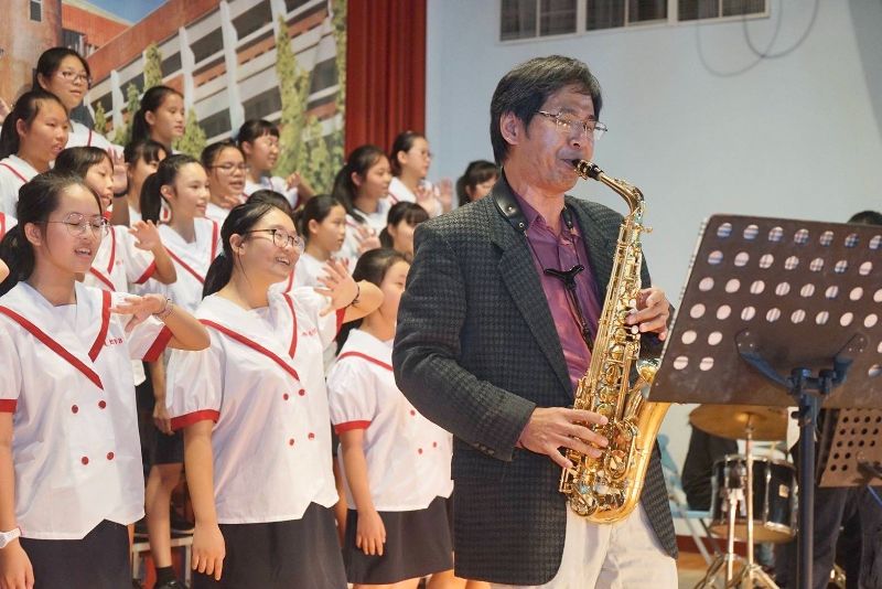 漾新聞|校長也能斜槓？黃永璋自學薩克斯風成音樂達人 勤能補拙激勵學生