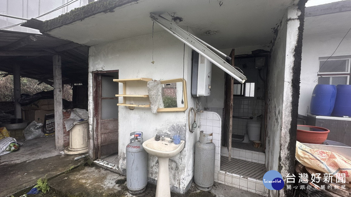 老太太房屋老舊,被郵務士發現。(南投郵局提供)
