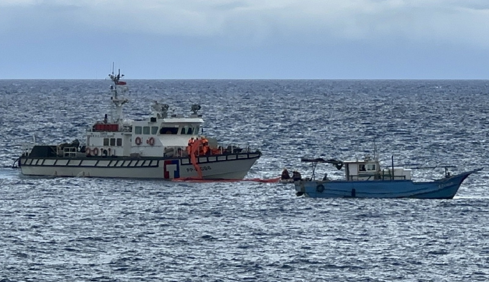 海巡署東部分署27日舉行行大規模區域搜救暨海洋污染應變實兵演練,模擬船舶失火等海難情況。海巡署東部分署提供