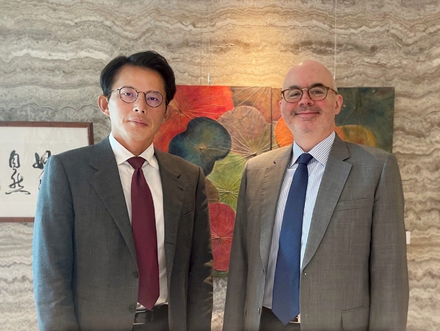 AIT台北辦公室處長谷立言與黃國昌合照上網,兩個人的表情馬上被注意到,相較於谷立言的一派輕鬆,黃國昌就顯得嚴肅許多。翻攝AIT臉書