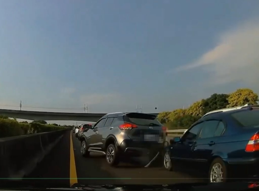 國道1號彰化段驚險連環撞 3車車頭車尾全毀幸無人傷