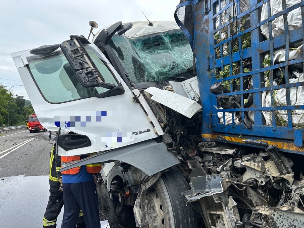 國道3號田寮段砂石車追撞大貨車 駕駛受傷送醫、現場油漬待清理