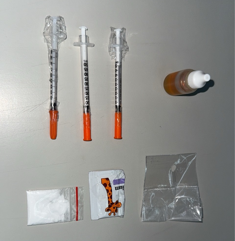 警方於2人的隨身包包中,查獲海洛因、安非他命、針筒以及卡西酮煙油等各式毒品。