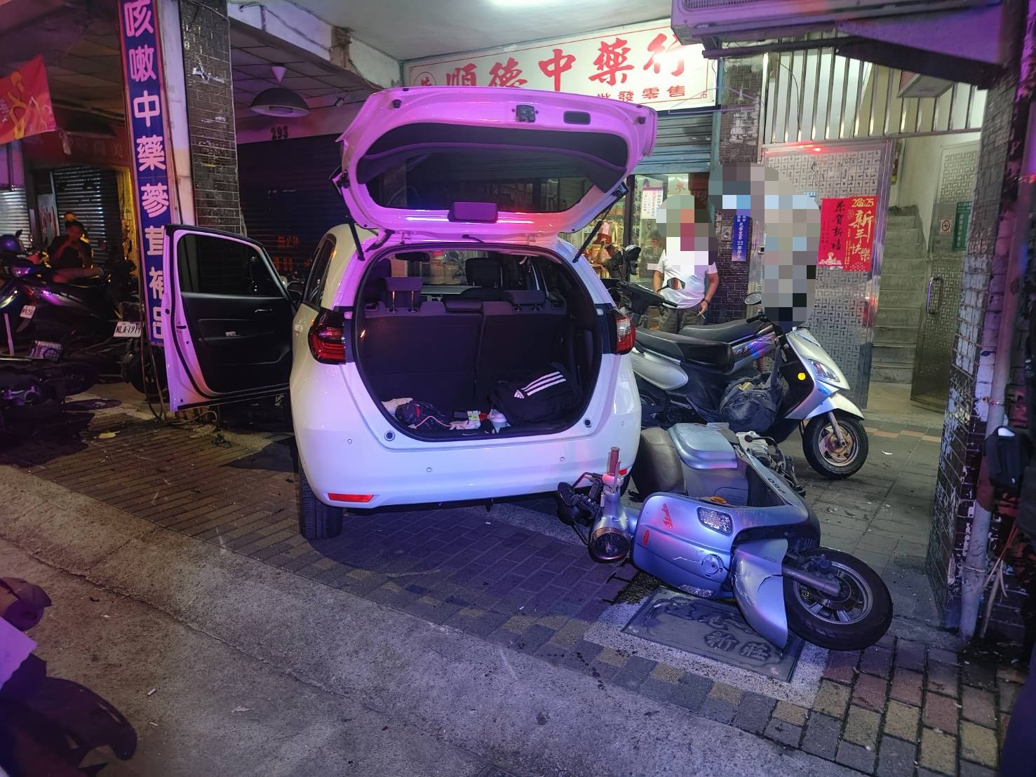 新北市新莊區民安西路一帶，昨（26）日深夜23時許發生1起離奇的自撞意外。
