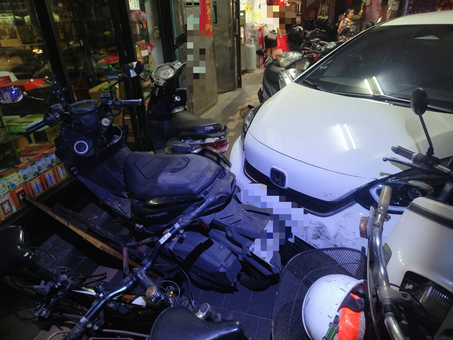 沿著西盛街右轉民安西路時,疑似因方向盤控制不當,車輛失控暴衝,直接撞進騎樓。