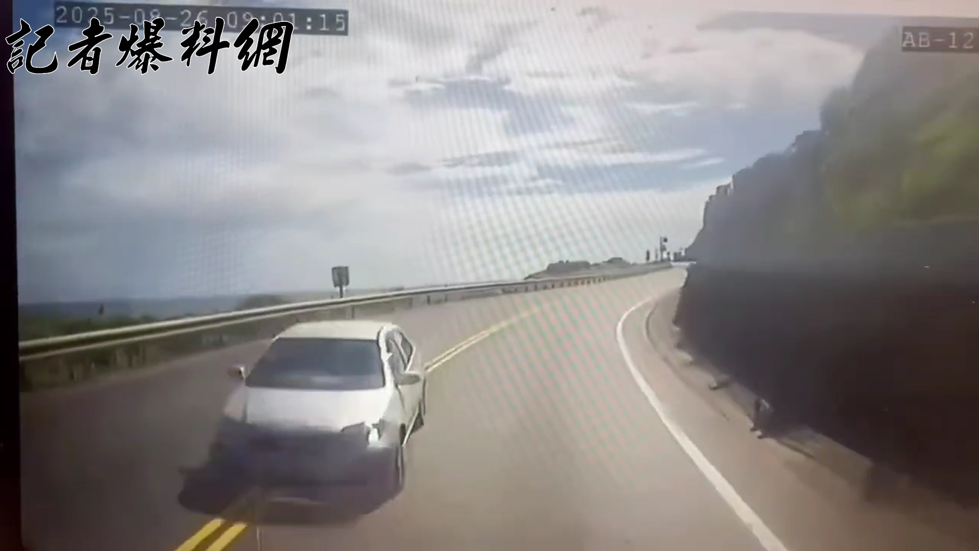 31歲林姓女子駕駛的小客車不明原因跨越雙黃線,與對向砂石車對撞。