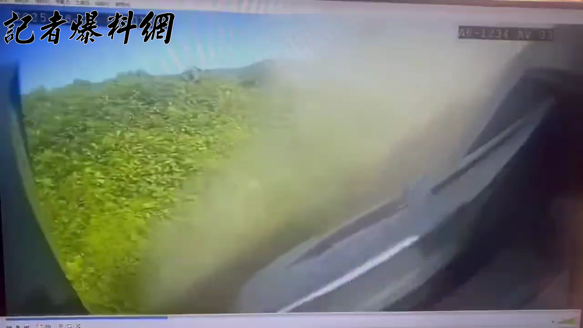 砂石車失控,撞破路邊護欄並衝出道路,再穿越海岸自行車道後,俯衝墜落並卡在海岸邊坡。