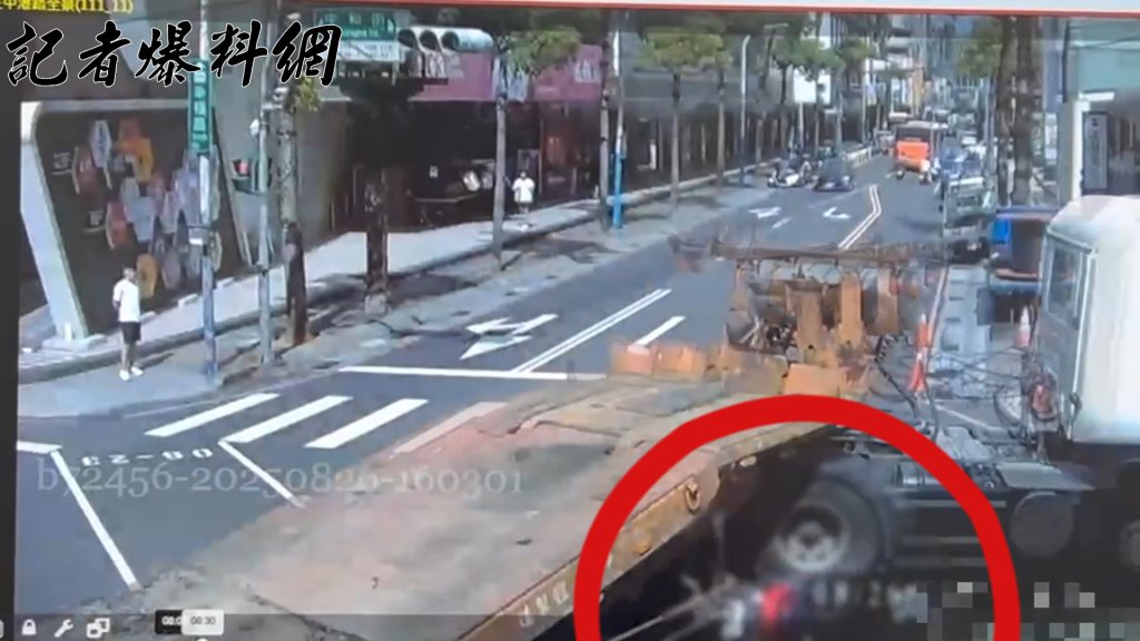 生死一瞬間!新莊拖板車右轉沒「關門」 直行女騎士碰撞倒地險遭輾