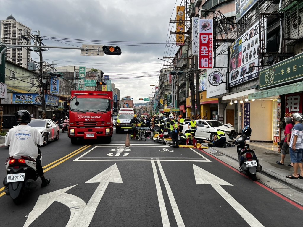 快訊/新北土城汽車突爆衝撞倒機車 騎士噴飛人行道、共9人受傷