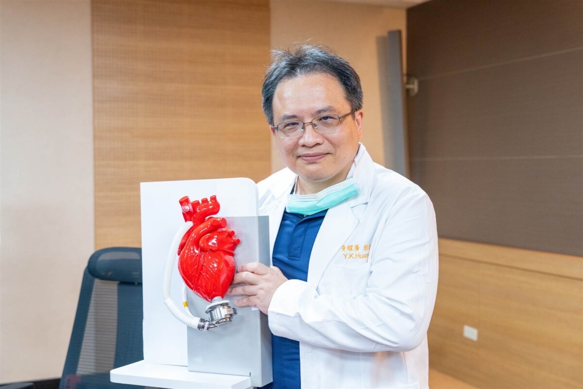 心臟血管外科黃耀廣教授帶領心臟外科團隊，成功挽救長期飽受心臟衰竭折磨的37 歲男性病人重獲「心」生。（圖/長庚醫院提供）