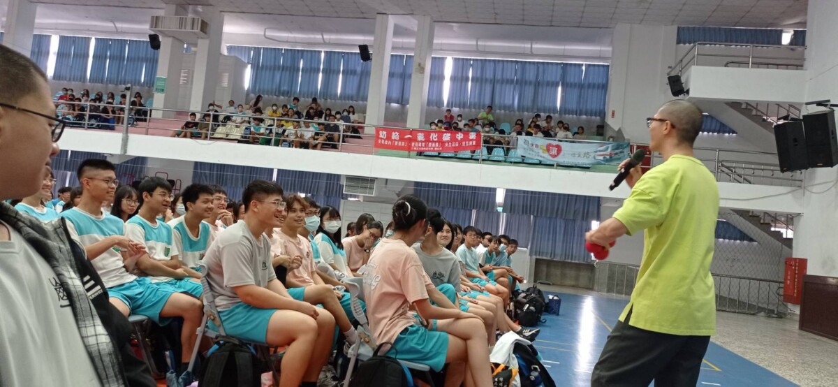 ▲北港高中27日透過明基基金會邀請太陽馬戲團前表演者陳星合,參與「BenQ夢想行動校園講座」,以親身經歷分享如何從一名懷抱夢想的學生。(記者陳雅琪攝)