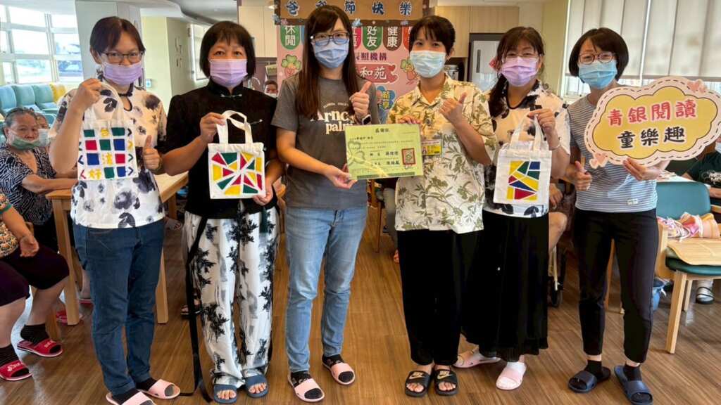 ▲福興圖書館團隊於今日到福興秀和苑日照中心,舉辦「青銀閱讀童樂趣-樂齡講座」活動,帶領長者歌唱跳舞、製作精美手提帆布袋,並一同閱覽書籍,與長輩們共度了充滿笑聲與溫馨的時光。(記者林明佑翻攝)