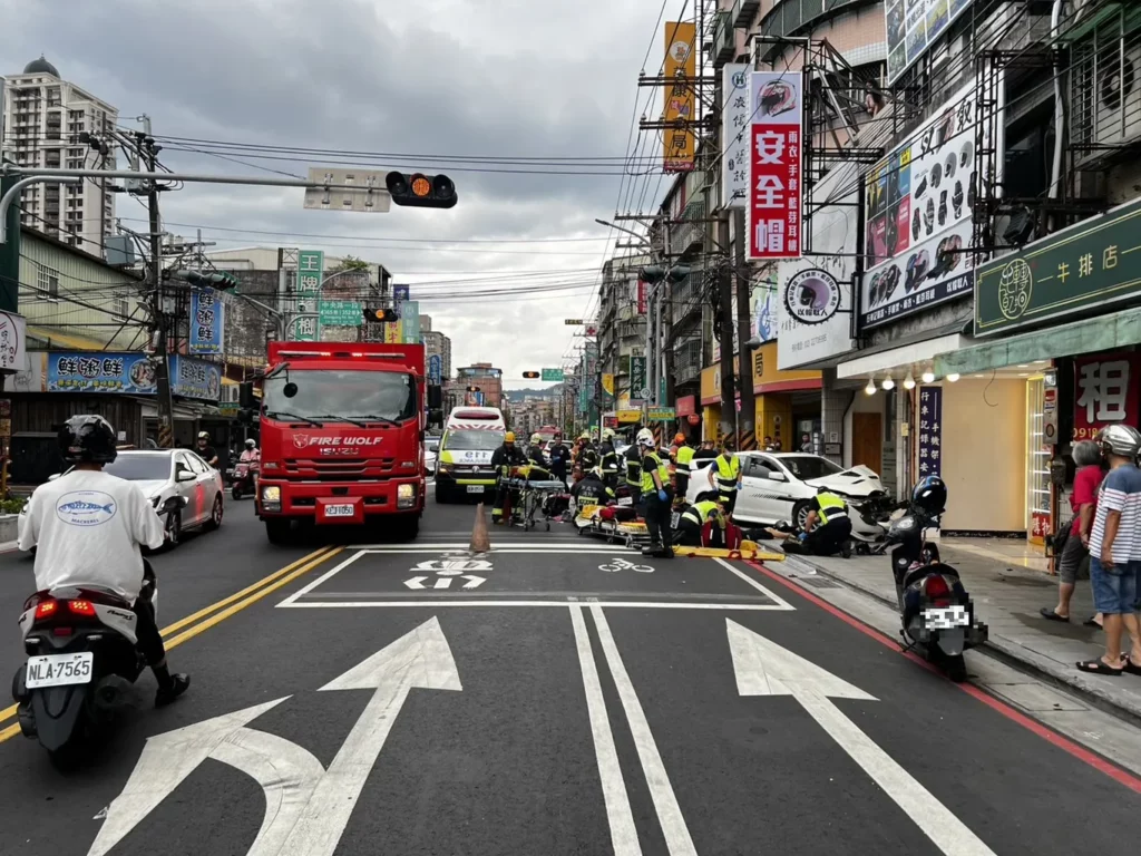 現場傷者均無生命危險，僅1名傷者骨折，其餘為擦挫傷