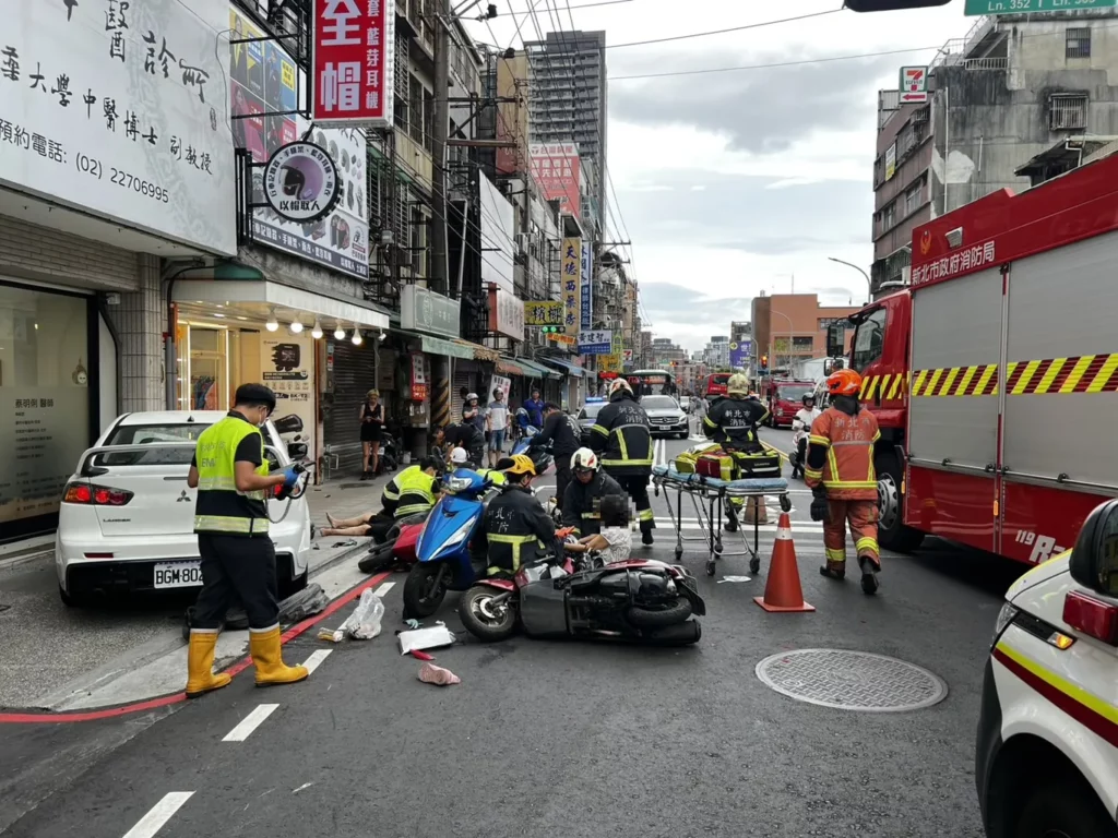 現場傷者均無生命危險，僅1名傷者骨折，其餘為擦挫傷