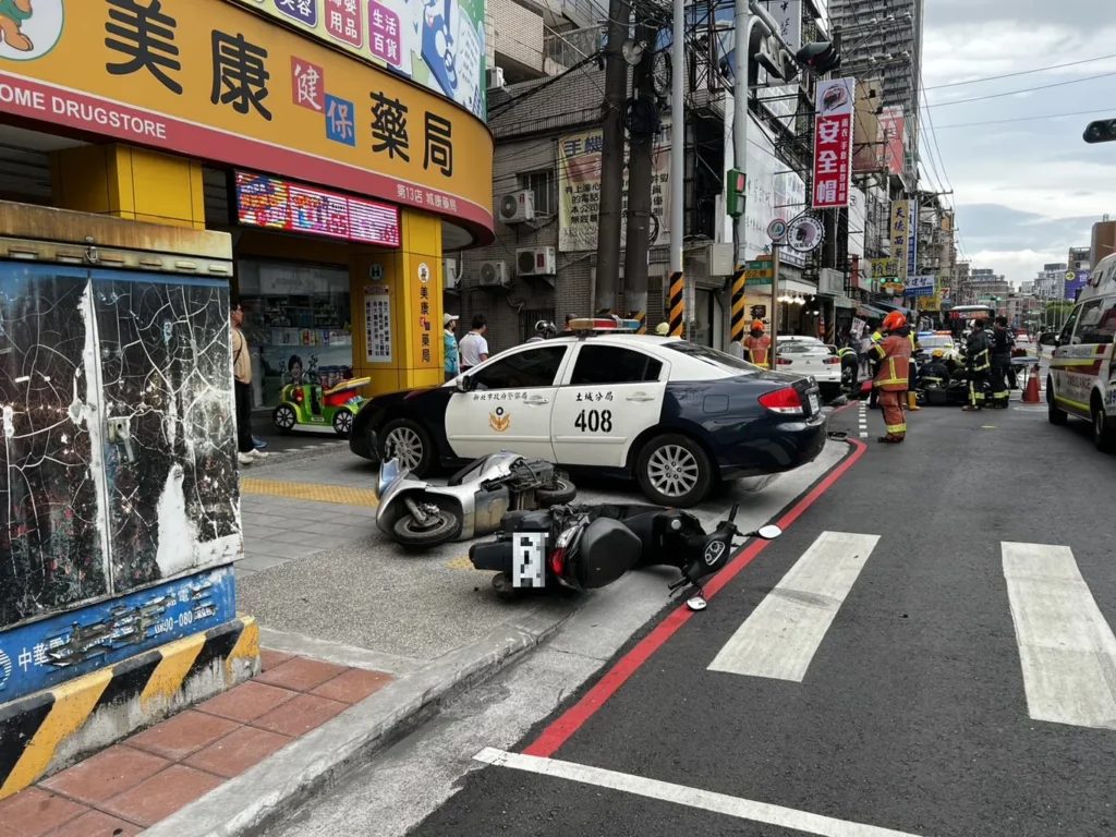 疑似車輛暴衝，撞到對向6輛機車及1輛汽車