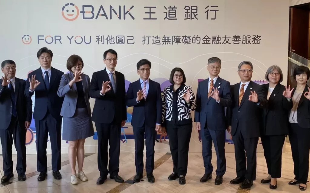 8月27日金管會主委彭金隆率銀行局局長童政彰等部會成員,並偕同衛生福利部代表官員,蒞臨王道銀行視察金融友善服務。