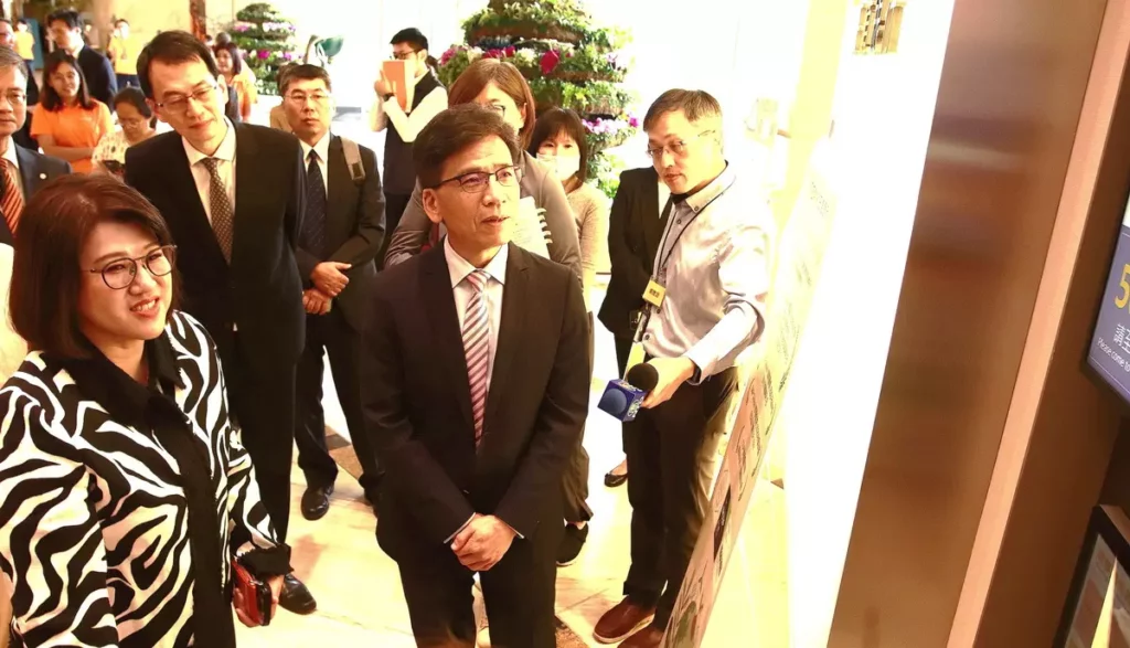 金管會主委彭金隆(右)視察並體驗王道銀行金融友善臨櫃服務。
