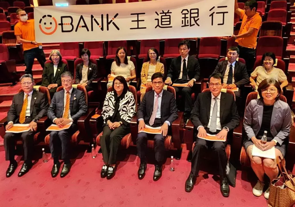 金管會和衛生福利部代表官員蒞臨王道銀行,聽取王道銀行金融友善服務之簡報。