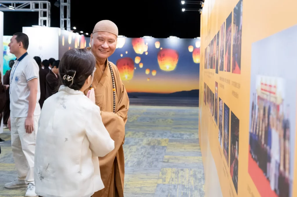 策展人陳筱君老師與悟道師父共同觀展