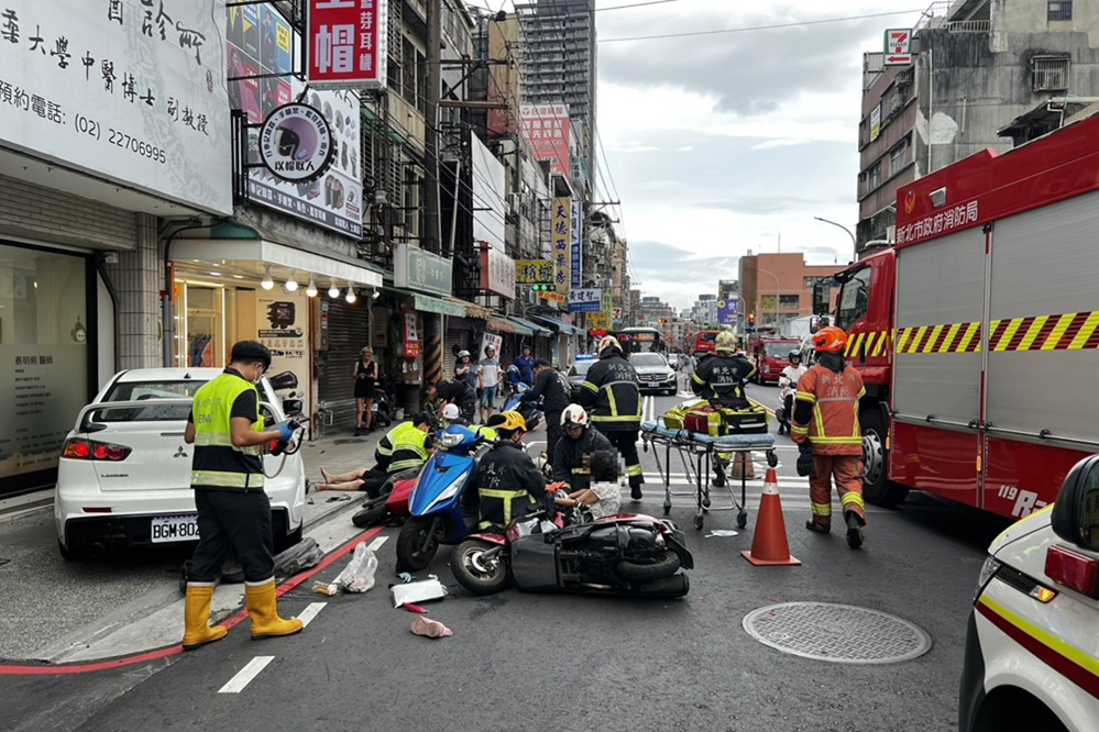 汽車失控暴衝撞7車 駕駛無照開罰還涉過失傷害 225 cnews204250827a01