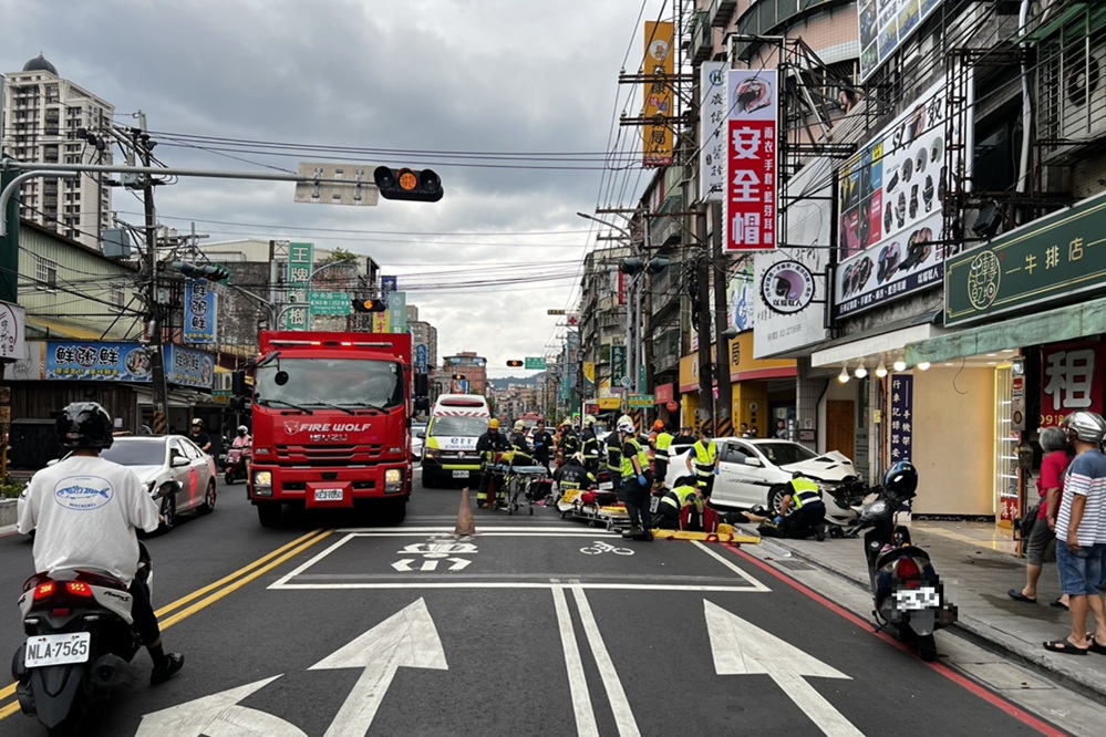 汽車失控暴衝撞7車 駕駛無照開罰還涉過失傷害 226 cnews204250827a02