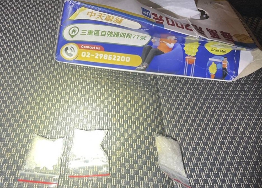 面紙盒藏毒品夾鏈袋露餡 內褲裏起獲12顆毒菸彈 223 cnews204250827a14